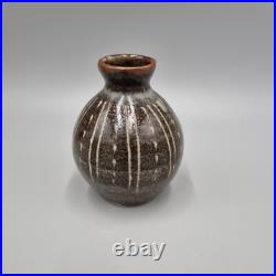 A Studio Pottery Bud / Posy Vase By Lowerdown Pottery David Leach. H-7.5cm, VGC A Studio Pottery Bud / Posy Vase By Lowerdown Pottery David Leach. H-7.5cm, VGC