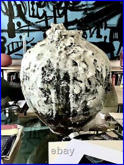 Akiko Hirai. Large Moon vase. Hand-thrown stoneware. Contemporary. 44 cm