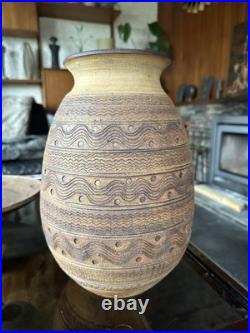 Stunning Large Studio Pottery Vase With Scraffito Decoration By Richard Heeley